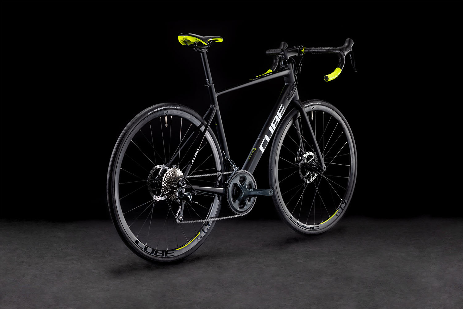 Bicicleta de ruta CUBE Attain Race Black'n'White 2022 / Transmisión 2x10 velocidades